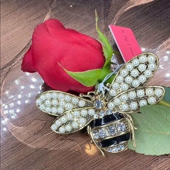 Pink linen pearl brooch - Picture 2 of 9